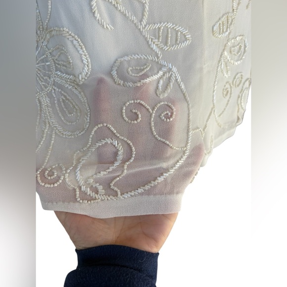 Gianni Bini Beige Floral Beaded Fully Lined Dress
Shorts Women's Size 6 preloved - Picture 7 of 8